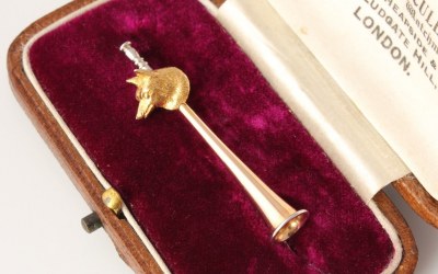 Gold Fox Horn Pin