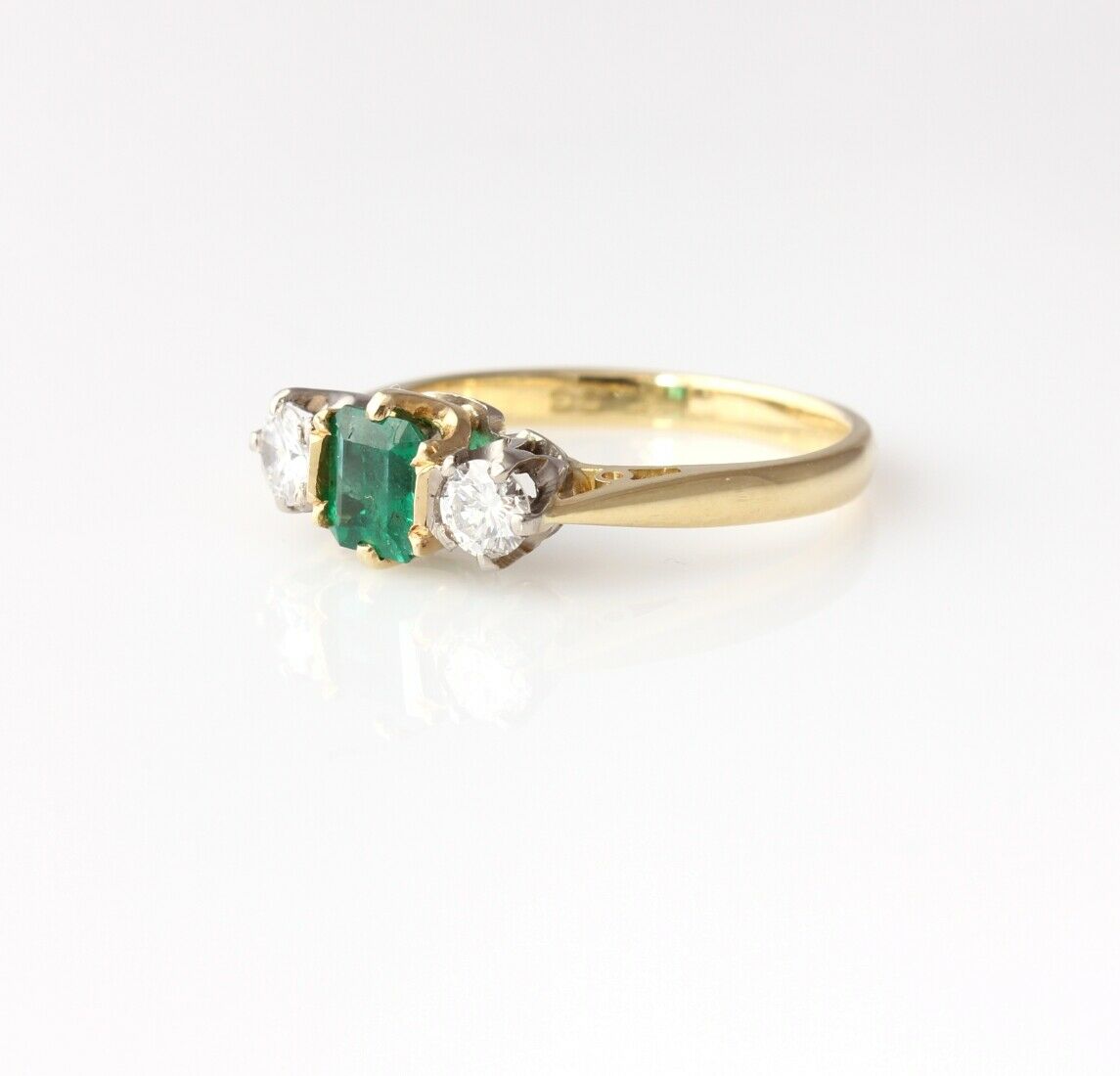 18ct Gold Diamond Emerald Three Stone Trilogy Engagement Ring Size K 1/2.